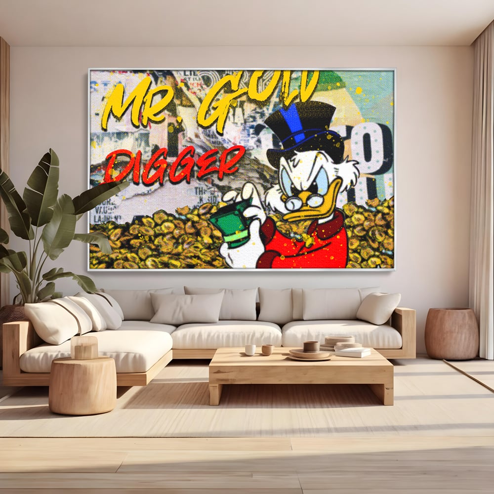 Tablou canvas cu tablou canvas cu scrooge mcduck si bani, in rama de aluminiu argintiu, pe perete intr-un living